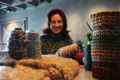 CAXIAS DO SUL, RS, BRASIL, 15/09/2022. A reportagem da série De Manta e Cuia que vai abordar os sentidos olfato e tato, para o caderno Almanaque. Rafaela Tomazzoni tem uma loja que trabalha com peças em lã. (Bruno Todeschini/Agência RBS)<!-- NICAID(15207929) -->