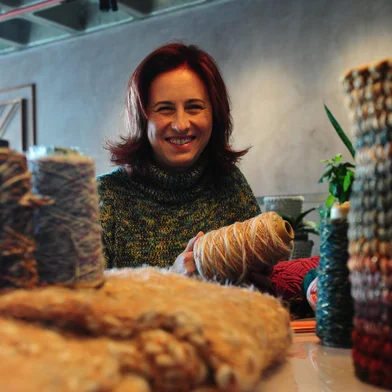 CAXIAS DO SUL, RS, BRASIL, 15/09/2022. A reportagem da série De Manta e Cuia que vai abordar os sentidos olfato e tato, para o caderno Almanaque. Rafaela Tomazzoni tem uma loja que trabalha com peças em lã. (Bruno Todeschini/Agência RBS)<!-- NICAID(15207929) -->