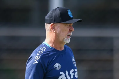RS - FUTEBOL/ TREINO GREMIO 2025 - ESPORTES - Jogadores do Gremio realizam treino tÃ©cnico durante a manha desta terca-feira, no CT Luiz Carvalho, na preparaÃ§Ã£o para a partida valida pela Copa Sul-Americana 2025. FOTO: LUCAS UEBEL/GREMIO FBPA. Mano Menezes durante treino<!-- NICAID(16021715) -->