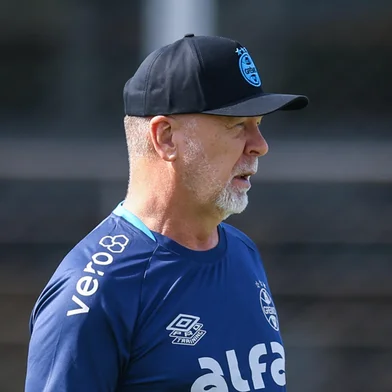RS - FUTEBOL/ TREINO GREMIO 2025 - ESPORTES - Jogadores do Gremio realizam treino tÃ©cnico durante a manha desta terca-feira, no CT Luiz Carvalho, na preparaÃ§Ã£o para a partida valida pela Copa Sul-Americana 2025. FOTO: LUCAS UEBEL/GREMIO FBPA. Mano Menezes durante treino<!-- NICAID(16021715) -->