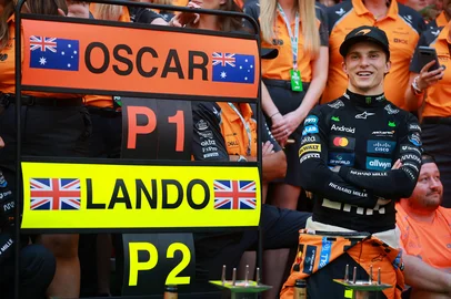 MIAMI, FLORIDA - MAY 04: Race winner Oscar Piastri of Australia and McLaren and the McLaren team celebrate during the F1 Grand Prix of Miami at Miami International Autodrome on May 04, 2025 in Miami, Florida.   Hector Vivas/Getty Images/AFP (Photo by Hector Vivas / GETTY IMAGES NORTH AMERICA / Getty Images via AFP)<!-- NICAID(16035254) -->