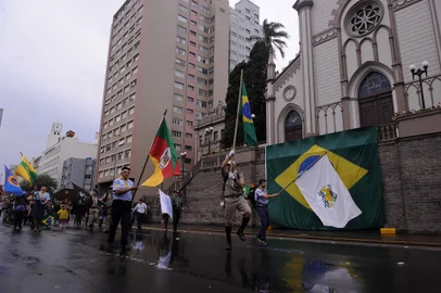 CAXIAS DO SUL, RS, BRASIL, 07/09/2019 - Desfile de 7 de setembro em Caxias do Sul iniciou com chuva. No final teve confusão. (Marcelo Casagrande/Agência RBS)<!-- NICAID(14239904) -->