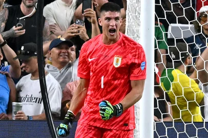 Football: Copa America 2024 - Quarter final: Uruguay v BrazilBrazil's midfielder #18 Douglas Luiz reacts after missing as Uruguay's goalkeeper #01 Sergio Rochet celebrates during a penalty shoot-out in the Conmebol 2024 Copa America tournament quarter-final football match between Uruguay and Brazil at Allegiant Stadium in Las Vegas, Nevada on July 6, 2024. (Photo by Frederic J. Brown / AFP)Editoria: SPOLocal: Las VegasIndexador: FREDERIC J. BROWNSecao: soccerFonte: AFPFotógrafo: STF<!-- NICAID(15845938) -->