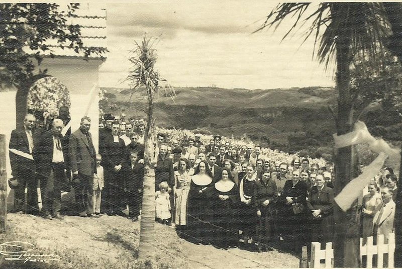 Inauguração  do Capitel dedicado a São Mateus, no meio dos vinhedos da Granja São Mateus no ano de 1946, em Otávio Rocha (Flores da Cunnha)<!-- NICAID(11160817) -->