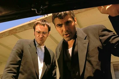 Quentin Tarantino e George Clooney em Um Drink no Inferno (1996), de Robert Rodriguez.<!-- NICAID(15840754) -->