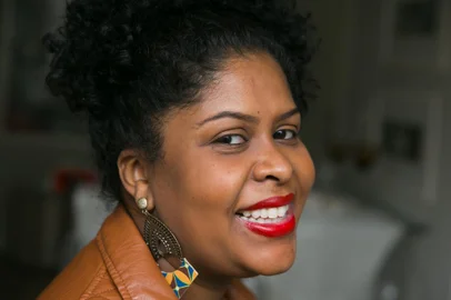 PORTO ALEGRE, RS, BRASIL, 09-08-2019. Caroline Moreira, criadora do coletivo Negras Plurais, uma rede de mulheres negras criada para impulsionar, dar protagonismo e visibilidade para empreendedoras e intraempreendedoras. (FOTO ANDRÉA GRAIZ/AGÊNCIA RBSIndexador: Andrea Graiz<!-- NICAID(14200328) -->