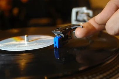 *** Disco de Vinil - PJ5 ***Reportagem do Almanaque - discos de vinil.<!-- NICAID(1067577) -->