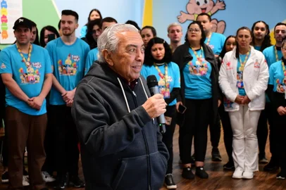 Aniversário de um ano da Vila da Mônica, em Gramado. Nas fotos, Mauricio de Sousa com os funcionários do parque.<!-- NICAID(15568872) -->