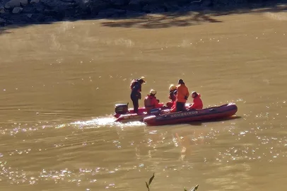 Bombeiros fazem buscas por homem desaparecido no Rio das Antas<!-- NICAID(15801753) -->