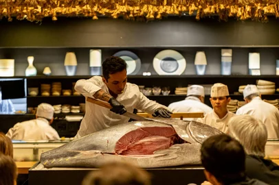 Chef David Fonseca em uma cerimônia Kaitai, tradicional ritual japonês de abertura de um atum bluefin inteiro, ao vivo.<!-- NICAID(16071489) -->