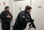 Dois homens são presos suspeitos de se passarem por policiais para assaltar pedestres em paradas de ônibus