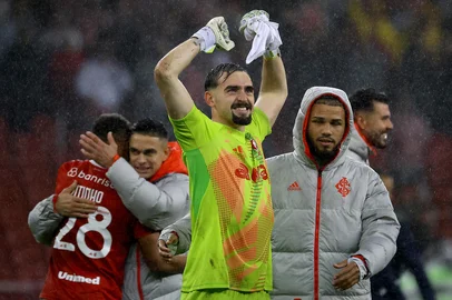 Internacional's goalkeeper #24 Anthoni celebrates their victory at the end of the Copa Libertadores group stage all-Brazilian football match between Internacional and Bahia at the Beira Rio stadium in Porto Alegre, Brazil, on May 28, 2025. (Photo by SILVIO AVILA / AFP)Editoria: SPOLocal: Porto AlegreIndexador: SILVIO AVILASecao: soccerFonte: AFPFotógrafo: STR<!-- NICAID(16047915) -->