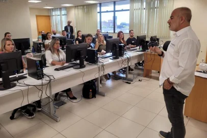 Inicia nesta terça-feira (31) o treinamento da equipe da Polícia Civil e Brigada Militar que irão atuar no Projeto “Monitoramento do Agressor”. A iniciativa consiste na disponibilização de duas mil tornozeleiras eletrônicas que serão utilizadas em agressores que cumprem medidas protetivas da Lei Maria da Penha e mostram potencial de risco para a mulher. O curso será ministrado pela empresa contratada Geosatis e será na sede da Secretaria da Segurança Pública (SSP).<!-- NICAID(15336289) -->