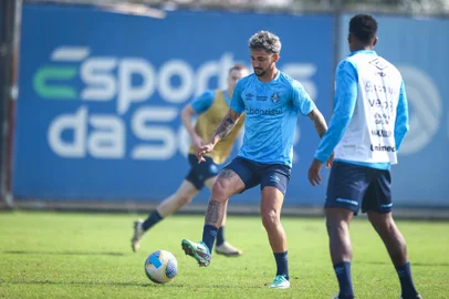 RS - FUTEBOL/ TREINO GREMIO 2024 - ESPORTES - Jogadores do Gremio realizam treino técnico durante a tarde desta segunda-feira, no CT Luiz Carvalho, na preparação para a partida valida pelo Campeonato Brasileiro 2024. FOTO: LUCAS UEBEL/GREMIO FBPANa foto: Jhonata Robert<!-- NICAID(15842495) -->