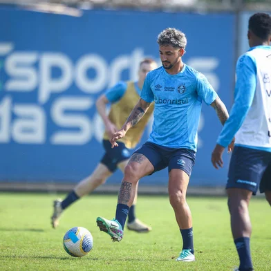 RS - FUTEBOL/ TREINO GREMIO 2024 - ESPORTES - Jogadores do Gremio realizam treino técnico durante a tarde desta segunda-feira, no CT Luiz Carvalho, na preparação para a partida valida pelo Campeonato Brasileiro 2024. FOTO: LUCAS UEBEL/GREMIO FBPANa foto: Jhonata Robert<!-- NICAID(15842495) -->