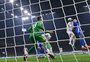 França resolve na bola parada, vence Itália e lidera grupo na Liga das Nações
