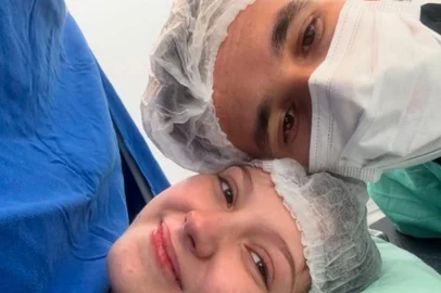 Isabel Veloso e o marido Lucas Borbas no hospital no dia em que nasceu o filho do casal<!-- NICAID(15944304) -->