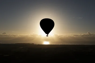 Mateus Bruxel / Agencia RBS TORRES, RS, BRASIL, 23-01-2026: Turistas durante passeio de balão no Litoral Norte. Prefeitura de Torres realiza operação de fiscalização de voos turísticos de balão. Além de conferir itens de segurança, documentação permite que apenas operadoras credenciadas pela ANAC ofereçam os passeios. Foto: Mateus Bruxel/Agência RBS<!-- NICAID(16210131) -->