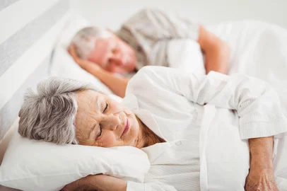 WavebreakMediaMicro / stock.adobe.com Senior couple sleeping on bed. Foto: WavebreakMediaMicro / stock.adobe.comFonte: 104150310<!-- NICAID(16167435) -->