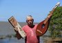 O "pescador de violões" que transforma madeira descartada em arte