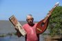 Guaíba, RS, Brasil, 07/03/2024 - Elson Lemos desenvolve instrumentos musicais com madeiras recolhidas do Guaíba - Foto: Ronaldo Bernardi/Agência RBS<!-- NICAID(15701919) -->
