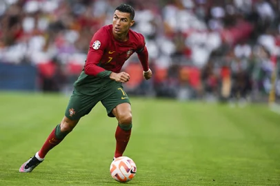 Portugal's forward Cristiano Ronaldo runs with the ball during the UEFA Euro 2024 group J qualification football match between Portugal and Bosnia-Herzegovina at the Luz stadium in Lisbon on June 17, 2023. (Photo by Patricia DE MELO MOREIRA / AFP)Editoria: SPOLocal: LisbonIndexador: PATRICIA DE MELO MOREIRASecao: soccerFonte: AFPFotógrafo: STF<!-- NICAID(15783043) -->