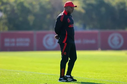 Roger Machado comanda treino do Inter.