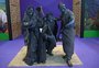 Quem são e como se caracterizam os artistas que interpretam o Monumento ao Imigrante e o Laçador na Festa da Uva, em Caxias