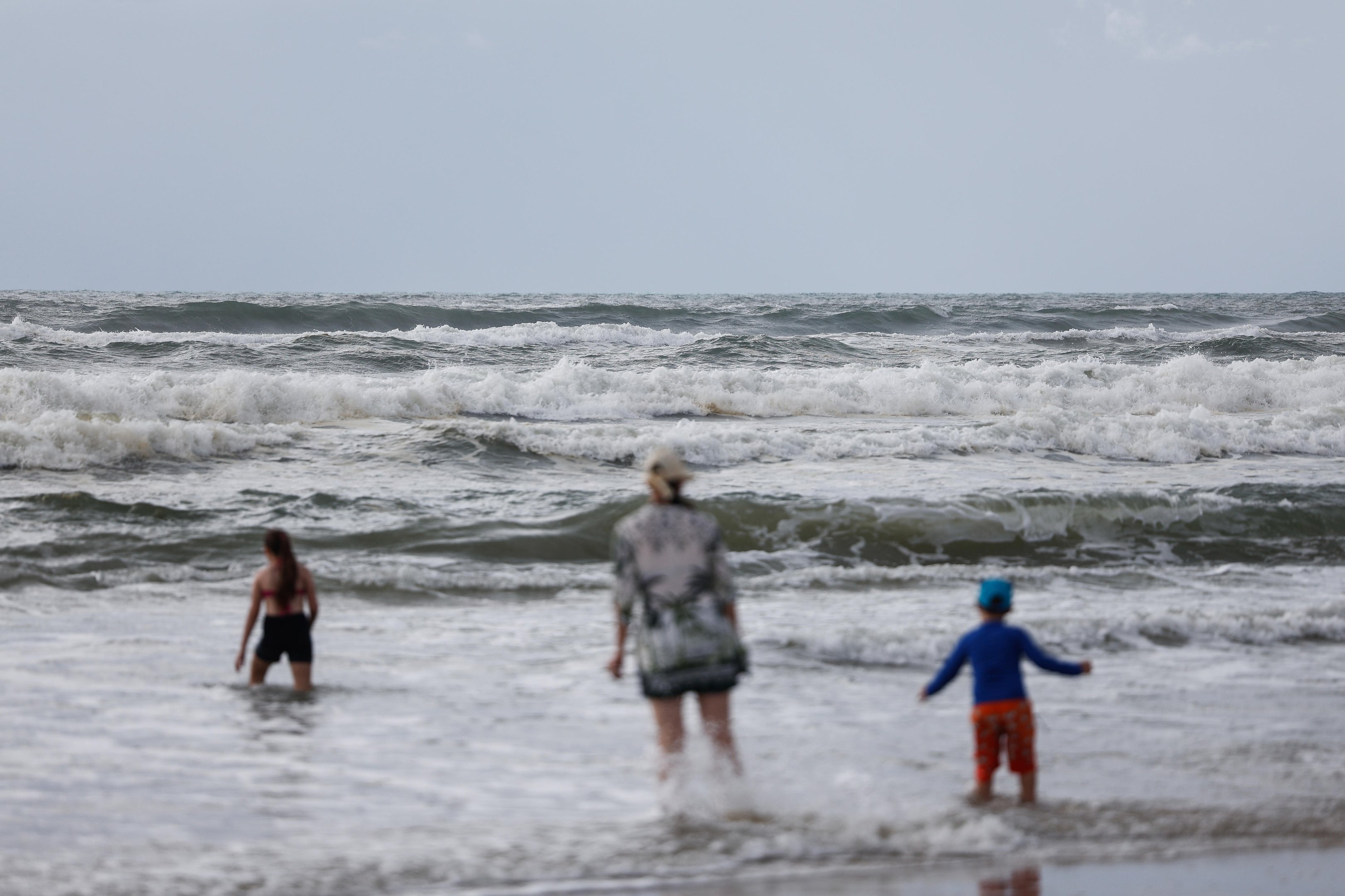 C&eacute;u nublado e garoa marcam manh&atilde; de pouco movimento na praia de Cap&atilde;o da Canoa; veja fotos