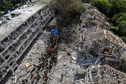 Israeli security forces and first responders gather at the site of an Iranian strike that hit a residential neighbourhood in the Ramat Aviv area in Tel Aviv on June 22, 2025. At least 16 people were hurt and at least one impact was reported in central Israel after Iran launched two waves of missiles at the country following the US bombing of its nuclear sites, rescue services and reports said. (Photo by Jack GUEZ / AFP)Editoria: WARLocal: Tel AvivIndexador: JACK GUEZSecao: warFonte: AFPFotógrafo: STF<!-- NICAID(16065067) -->