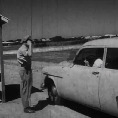 Documentario de 1954, atuação da polícia rodoviária do Daer, controle de velocidade com cartão de papel<!-- NICAID(15508093) -->