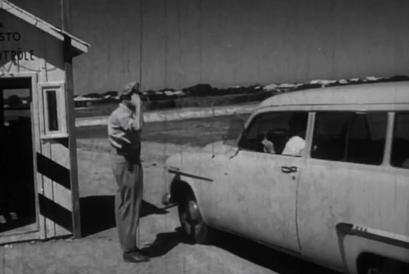 Documentario de 1954, atuação da polícia rodoviária do Daer, controle de velocidade com cartão de papel<!-- NICAID(15508093) -->