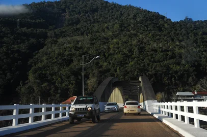 BENTO GONÇALVES, RS, BRASIL, 02/07/2024. Após dois meses de bloqueio, BR-470, entre Bento Gonçalves e Veranópolis é liberada parcialmente. A medida vale para veículos leves, vans, ônibus e caminhões de 16 toneladas de peso bruto. Há trechos no sistema pare e siga durante o trajeto liberado. (Bruno Todeschini/Agência RBS)Indexador: BTK<!-- NICAID(15803180) -->