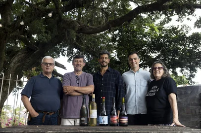 PORTO ALEGRE, RS, BRASIL - 2025.03.13 - Produtores de vinícolas urbanas de Porto Alegre. Fotos para coluna da Ju Bublitz. Na foto: Adolfo Lona, Mario Saavedra, Carlo de Leo, Eduardo Gastaldo e Anamaria Mincarone(Foto: André Ávila/ Agência RBS)Indexador: Andre Avila<!-- NICAID(15995074) -->