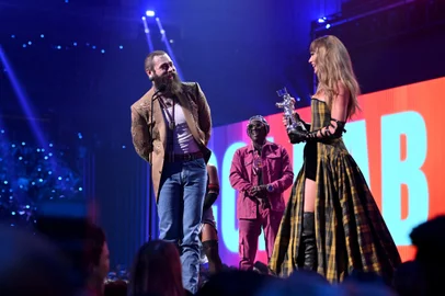 ELMONT, NEW YORK - SEPTEMBER 11: (L-R) Post Malone and Taylor Swift accept the Best Collaboration award for "Fortnight" on stage during the 2024 MTV Video Music Awards at UBS Arena on September 11, 2024 in Elmont, New York.   Noam Galai/Getty Images for MTV/AFP (Photo by Noam Galai / GETTY IMAGES NORTH AMERICA / Getty Images via AFP)<!-- NICAID(15864238) -->