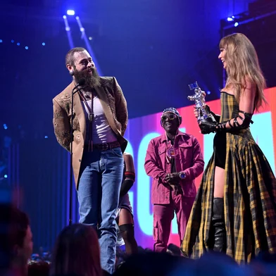 ELMONT, NEW YORK - SEPTEMBER 11: (L-R) Post Malone and Taylor Swift accept the Best Collaboration award for "Fortnight" on stage during the 2024 MTV Video Music Awards at UBS Arena on September 11, 2024 in Elmont, New York.   Noam Galai/Getty Images for MTV/AFP (Photo by Noam Galai / GETTY IMAGES NORTH AMERICA / Getty Images via AFP)<!-- NICAID(15864238) -->