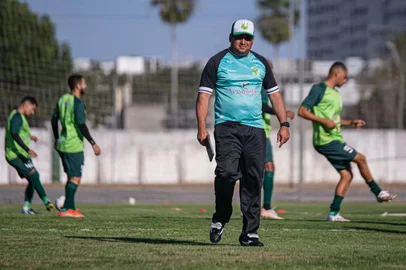 O Floresta anunciou, nesta quinta-feira (6), Leston Júnior como novo técnico para o seguimento da temporada. <!-- NICAID(15989991) -->
