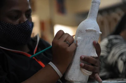 CAXIAS DO SUL, RS, BRASIL, 27/10/2021 -  acompanhamos projeto do Museu dos Capuchinhos que oferece oficinas de arte e artesanato, entre outras atividades de inclusão e inserção social para mulheres que trabalham com reciclagem em Caxias do Sul. NA FOTO: Franciele Borges, recicladora. (Marcelo Casagrande/Agência RBS)<!-- NICAID(14926031) -->