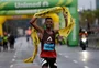 Mesmo sob chuva e frio, mais de 13 mil atletas encaram a meia-maratona em Porto Alegre