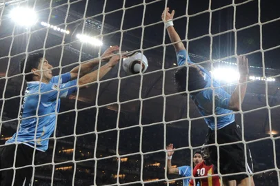 98639817Uruguai x Gana, jogo válido pelas oitavas de final da Copa do Mundo da África e realizado no estádio Soccer City em Joanesburgo. O Uruguai venceu nos pênaltis e está classificado para as quartas de final. Na foto o atacante Luis Suárez (E) defende o chute impedindo o que seria o gol da vitória da equipe de Gana.Editoria: SPOLocal: JohannesburgIndexador: ROBERTO SCHMIDTSecao: SOCCERFonte: AFPFotógrafo: STF<!-- NICAID(5193813) -->