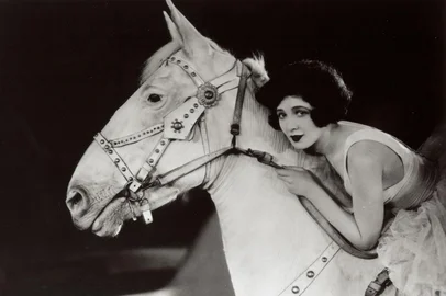Clássico da filmografia de Charlie Chaplin, o filme “O Circo” ganhará projeção acessível, com exibição especialmente direcionada a pessoas com deficiência visual, auditiva, intelectual e física. Desdobramento do Cinema de Verão, a circulação promovida pela Varsóvia Educação e Cultura foi batizada de Veranico de Maio e começa dia 15 de maio em Farroupilha seguindo depois para Carlos Barbosa, Flores da Cunha, São Marcos, Caxias do Sul e Cambará do Sul.<!-- NICAID(16032718) -->