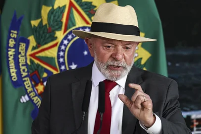 Brasília (DF), 08/01/2025 - O presidente Luiz Inácio Lula da Silva participa de eventos em referência aos episódios antidemocráticos ocorridos em 8 de janeiro de 2023: a reintegração das obras de arte destruídas nos ataques antidemocráticos, a reincorporação ao acervo do palácio o relógio do Século XVII e uma ânfora - tidos como símbolos da dificuldade e delicadeza nos trabalhos de restauração; e o descerramento do painel As Mulatas, que foi vandalizado no mesmo ataque, recuperado e, agora devolvido ao seu local original, o 3º andar do Palácio do Planalto. Foto: Marcelo Camargo/Agência Brasil<!-- NICAID(15949607) -->