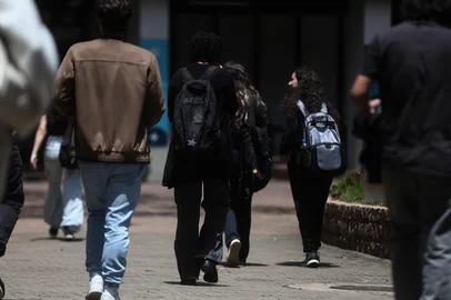 Jonathan Heckler / Agencia RBS PORTO ALEGRE, RS, BRASIL, 09-11-2025: Candidatos chegam para primeira etapa da prova do Enem no campus da PUCRS. Foto Jonathan Heckler/Agência RBS<!-- NICAID(16163864) -->