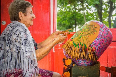 Exposição multissensorial e inclusiva será lançada dia 10 de março no OrdovásA exposição fotográfica multissensorial e inclusiva “Mulheres do Além-Mar” retrata a contribuição das mulheres açorianas na cultura do litoral de Santa Catarina.A abertura será no dia 10 de março, 19h, no Centro Municipal de Cultura Dr. Henrique Ordovás Filho através de uma visita guiada pelas fotógrafas Nilva Damian e Sandra Puente.<!-- NICAID(15364800) -->