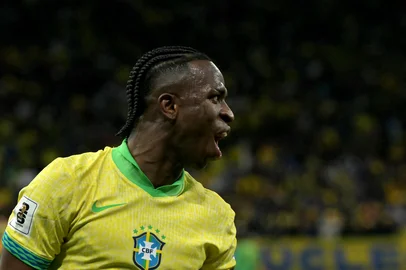 Brazil's forward #10 Vinicius Jr celebrates scoring his team's first goal during the 2026 FIFA World Cup South American qualifiers football match between Brazil and Paraguay at the Neo Quimica Arena in Sao Paulo, Brazil, on June 10, 2025. (Photo by NELSON ALMEIDA / AFP)Editoria: SPOLocal: Sao PauloIndexador: NELSON ALMEIDASecao: soccerFonte: AFPFotógrafo: STF<!-- NICAID(16057013) -->