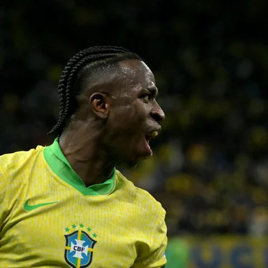 Brazil's forward #10 Vinicius Jr celebrates scoring his team's first goal during the 2026 FIFA World Cup South American qualifiers football match between Brazil and Paraguay at the Neo Quimica Arena in Sao Paulo, Brazil, on June 10, 2025. (Photo by NELSON ALMEIDA / AFP)Editoria: SPOLocal: Sao PauloIndexador: NELSON ALMEIDASecao: soccerFonte: AFPFotógrafo: STF<!-- NICAID(16057013) -->