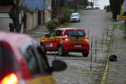 CAXIAS DO SUL, RS, BRASIL, 20/06/2025. Número de jovens interessados em dirigir diminui em Caxias do Sul nos últimos 10 anos. Na foto, autoescola São Cristóvão, pessoas fazendo balisa. (Porthus Junior/Agência RBS)<!-- NICAID(16064293) -->