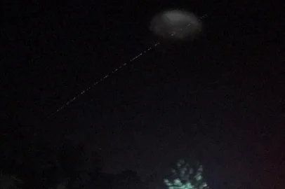 A noite de domingo (7) foi de surpresa para muitas pessoas que observaram o céu por volta das 21h30min. Na Rota do Sol, em Vila Seca, Catiane Zanotto, 40 anos, era uma delas. A administradora trafegava na região em um automóvel, junto ao marido, quando percebeu a iluminação. Imediatamente ela começou a registrar em fotos. Depois disso, ainda outra admiração: nas imagens havia também um objeto grande e claro que não foi possível visualizar a olho nu.<!-- NICAID(14709300) -->