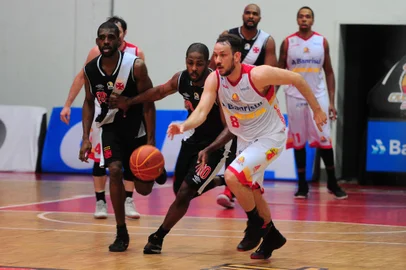 CAXIAS DO SUL, RS, BRASIL, 10/01/2018. Caxias do Sul Basquete x Vasco, jogo válido pelo NBB10 e realizado no ginásio do Vascão, em Caxias do Sul. (Porthus Junior/Agência RBS)<!-- NICAID(13360665) -->