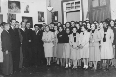 Dona Elyr Ramos Rodrigues (ao centro) junto aos professores e alunos da Escola Municipal de Belas Artes, na Rua Dr. Montaury, em meados dos anos 1950.<!-- NICAID(16238102) -->